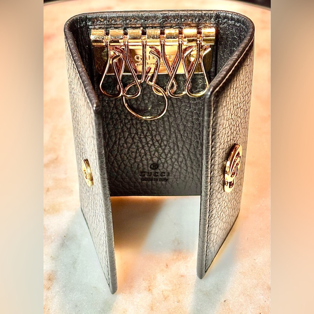 GUCCI GG MARMONT BLACK LEATHER KEY CASE 6 GOLD TONED KEY HOOKS DOUBLE G LIKE NEW - Picture 8 of 14